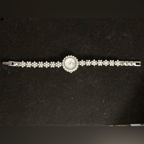 Anne Klein II Watch Gemstone Floral Band Round MOP Face New Battery - Picture 4 of 4